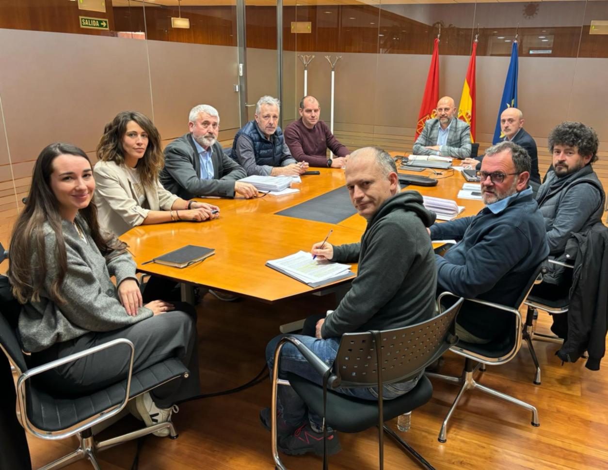 El consejero de Economía y Hacienda, José Luis Arasti, ha liderado la primera sesión de la Mesa de Fiscalidad agraria en Navarra, que se llevó a cabo el 25 de marzo. En esta reunión participaron las tres principales organizaciones con representación en el Consejo Agrario de Navarra (UAGN, EHNE Nafarroa y UCAN).